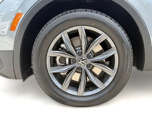 Used 2022 Volkswagen Tiguan SE FWD image 12