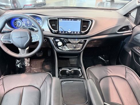 Used 2026 Chrysler Pacifica Limited FWD image 43