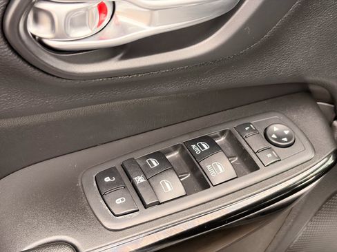 Used 2019 Jeep Cherokee Latitude Plus FWD image 19