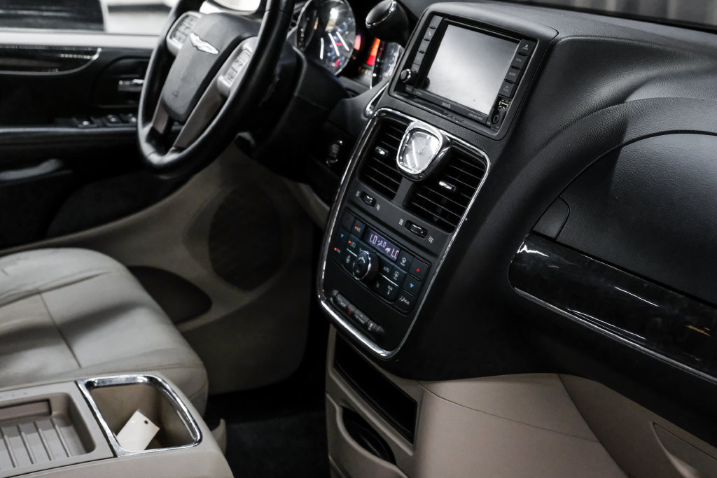 Used 2015 Chrysler Town & Country Touring w/ Driver Convenience Group FWD image 25