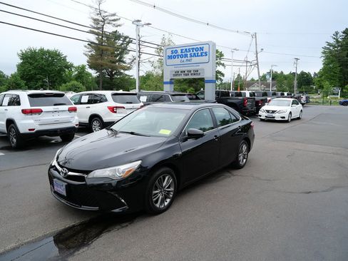 Used 2017 Toyota Camry SE FWD image 1