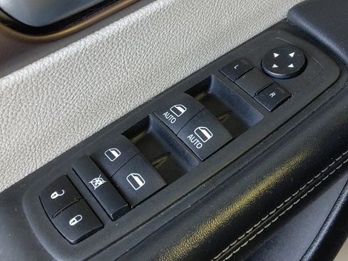 Used 2022 Chrysler Voyager LX FWD image 27