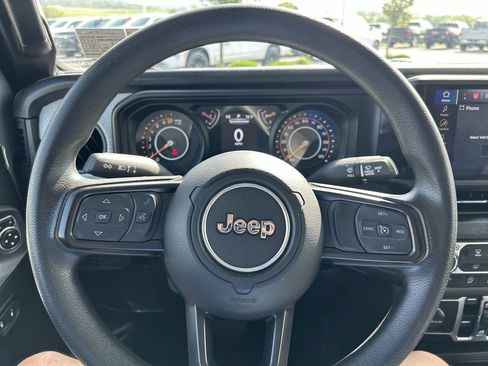 Used 2025 Jeep Gladiator Overland AWD/4WD image 24