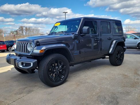 Used 2025 Jeep Wrangler Unlimited Sahara w/ Safety Group AWD/4WD image 2