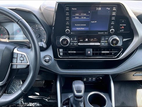 Used 2022 Toyota Highlander LE AWD/4WD image 6