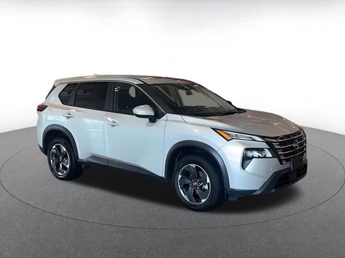 Used 2025 Nissan Rogue SV image 2