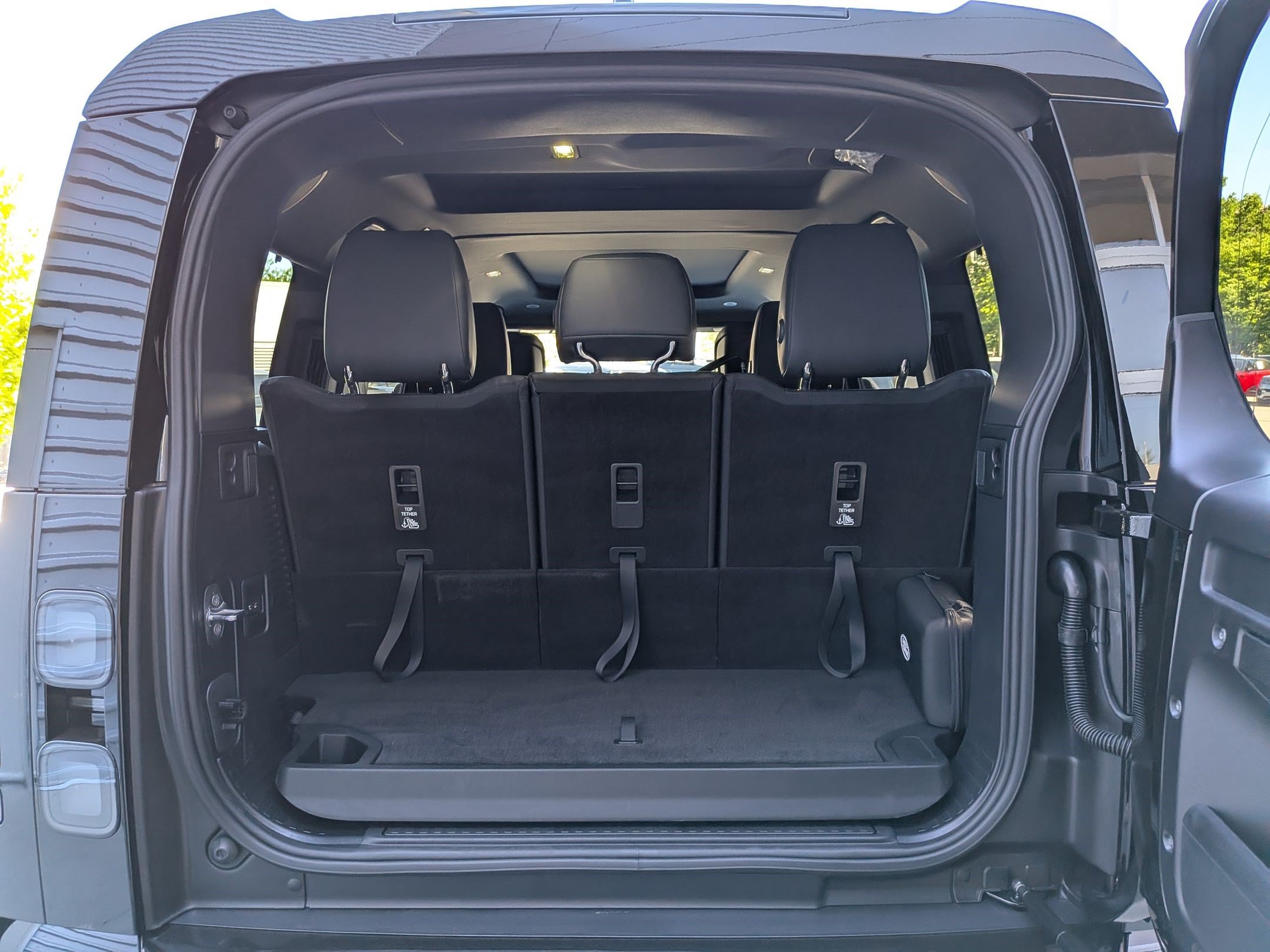 New 2026 Land Rover Defender 130 X-Dynamic SE AWD/4WD image 28