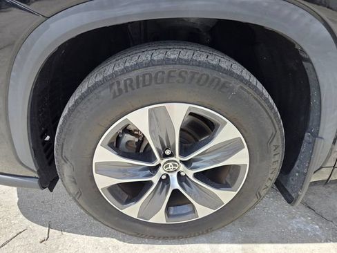 Used 2024 Toyota Highlander XLE FWD image 7