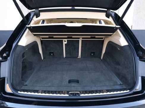 Used 2018 Bentley Bentayga image 29