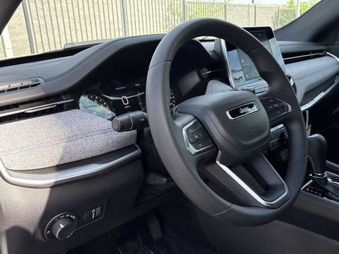 Used 2025 Jeep Compass Sport AWD/4WD image 2