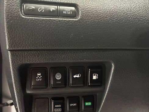 Used 2019 Nissan Rogue SV AWD/4WD image 17