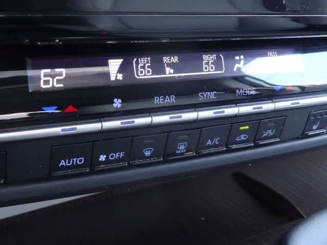 Used 2024 Toyota Sienna XLE FWD image 33