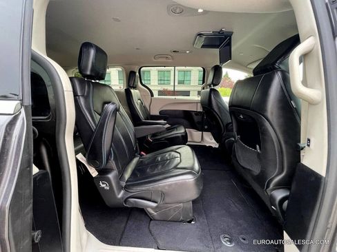 Used 2021 Chrysler Pacifica Touring-L image 19