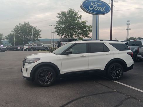 Used 2025 Ford Explorer ST-Line w/ ST-Line Street Pack AWD/4WD image 10