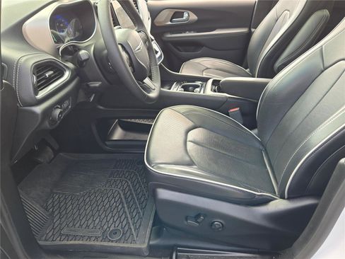 Used 2024 Chrysler Pacifica Limited w/ S Appearance Package image 17