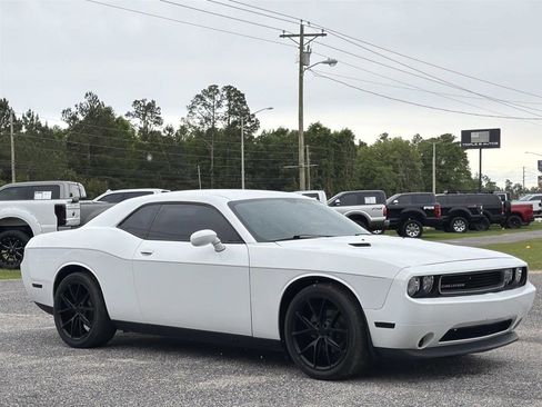 Used 2014 Dodge Challenger SXT RWD image 8