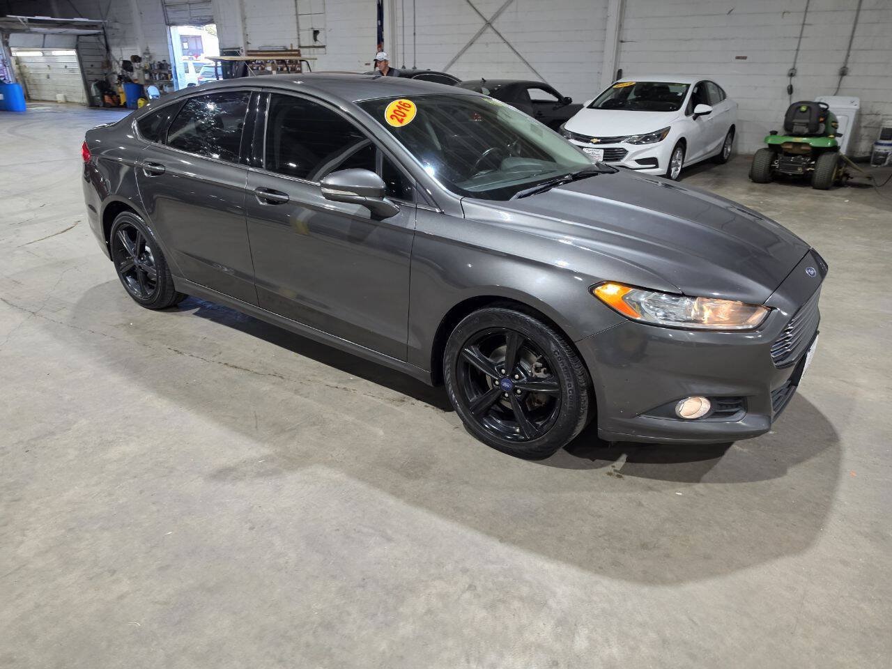 Used 2016 Ford Fusion SE FWD image 16