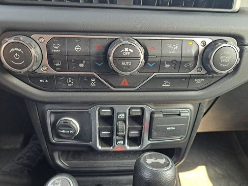 Certified 2025 Jeep Wrangler Unlimited Sahara AWD/4WD image 19