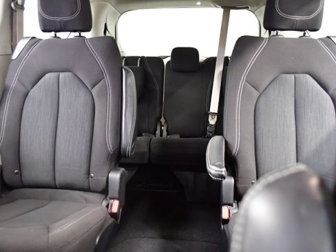 Used 2023 Chrysler Voyager LX FWD image 14