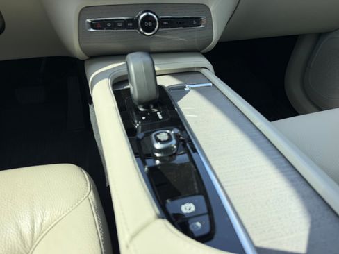 Certified 2025 Volvo XC90 T8 Plus w/ Protection Package Premier AWD/4WD image 17