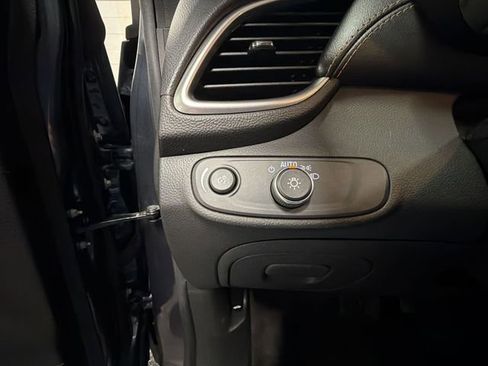 Used 2022 Chevrolet Trax LT w/ LT Convenience Package image 18