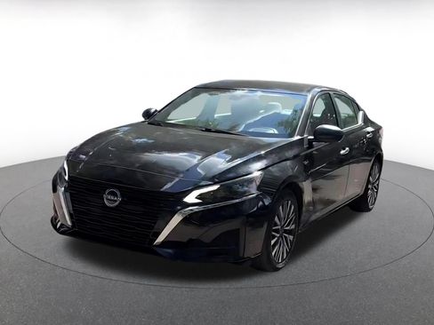 Used 2025 Nissan Altima 2.5 SV FWD image 7