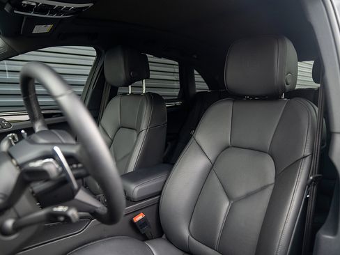 Certified 2025 Porsche Macan image 5