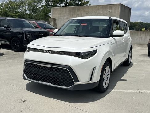 Certified 2023 Kia Soul LX FWD image 2