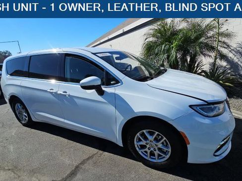 Used 2023 Chrysler Pacifica Touring-L FWD image 1