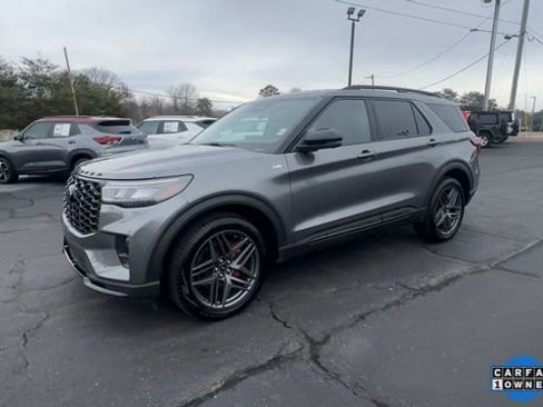 Used 2025 Ford Explorer ST-Line w/ ST-Line Street Pack image 4