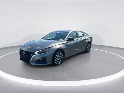 Used 2025 Nissan Altima 2.5 SV FWD image 5