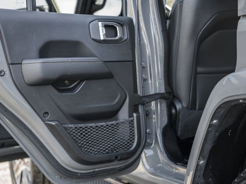 Used 2022 Jeep Wrangler Unlimited Sahara image 32