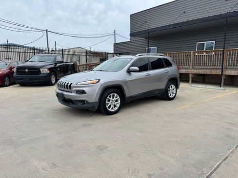 Used 2016 Jeep Cherokee Latitude w/ Safety/Convenience Group image 2