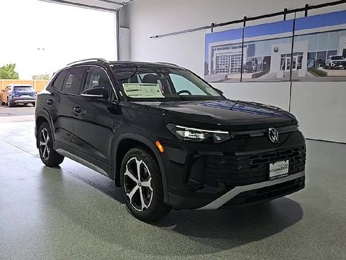 New 2026 Volkswagen Tiguan SE FWD image 2