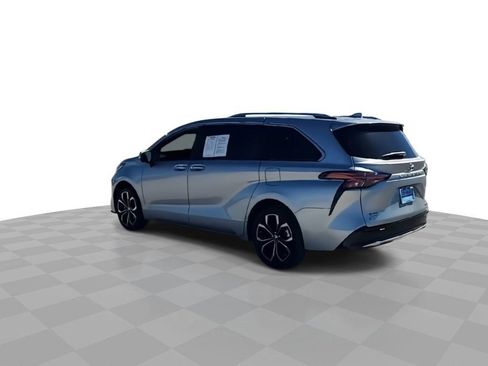 Used 2025 Toyota Sienna Platinum image 6