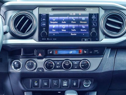 Used 2017 Toyota Tacoma TRD Off-Road w/ Premium & Technology Package AWD/4WD image 9