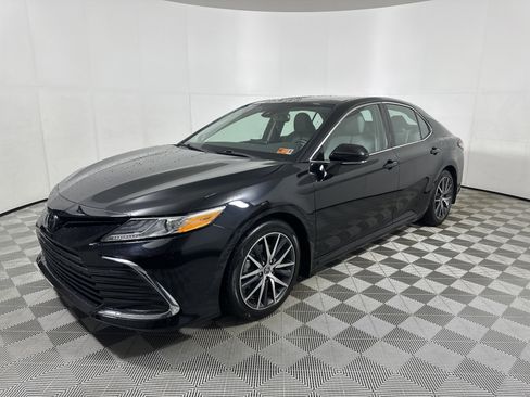 Used 2023 Toyota Camry XLE image 3