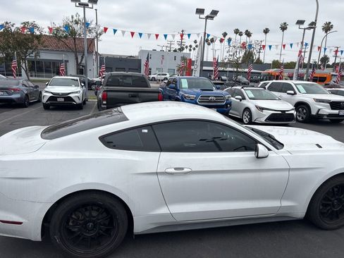Used 2017 Ford Mustang Coupe RWD image 3
