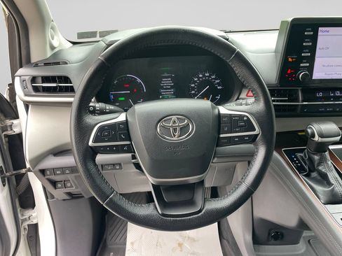 Used 2021 Toyota Sienna XLE w/ XLE Plus Package FWD image 24