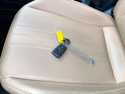 Certified 2022 Volkswagen Tiguan SE image 15