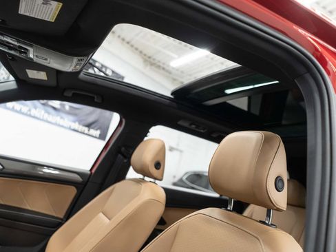 Used 2024 Volkswagen Tiguan SE w/ Panoramic Sunroof Package image 7