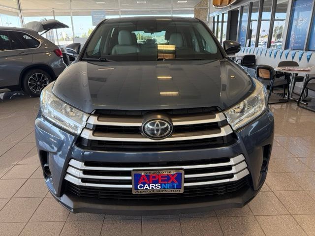 Used 2017 Toyota Highlander LE w/ Carpet Mat Package FWD image 9