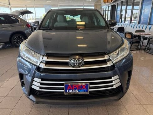 Used 2017 Toyota Highlander LE w/ Carpet Mat Package FWD image 9