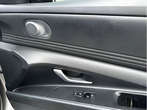 Used 2023 Hyundai Elantra SEL w/ Convenience Package image 26