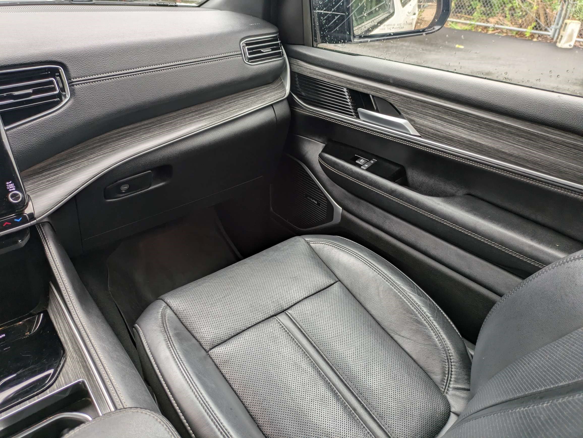 Used 2024 Jeep Wagoneer L Series II w/ Flexible Seating Group RWD image 13