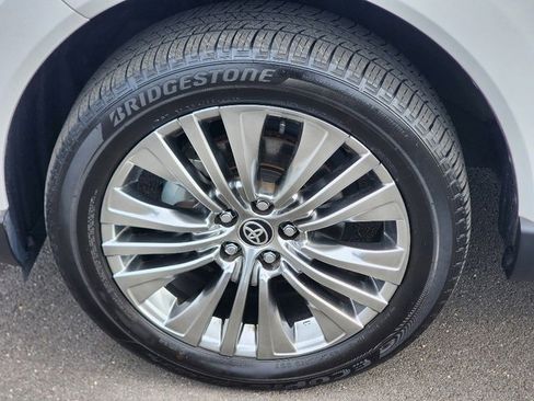 Used 2024 Toyota Venza XLE image 18