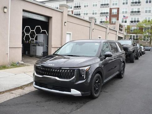 Used 2025 Kia Carnival FWD image 2