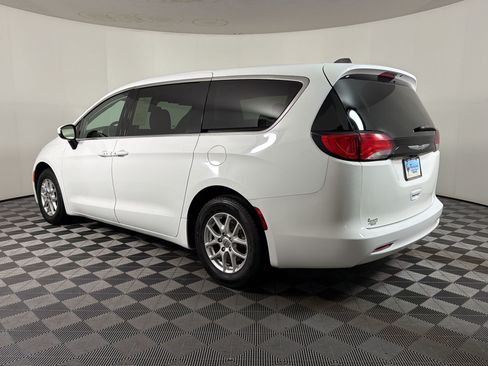 Used 2023 Chrysler Voyager LX FWD image 2