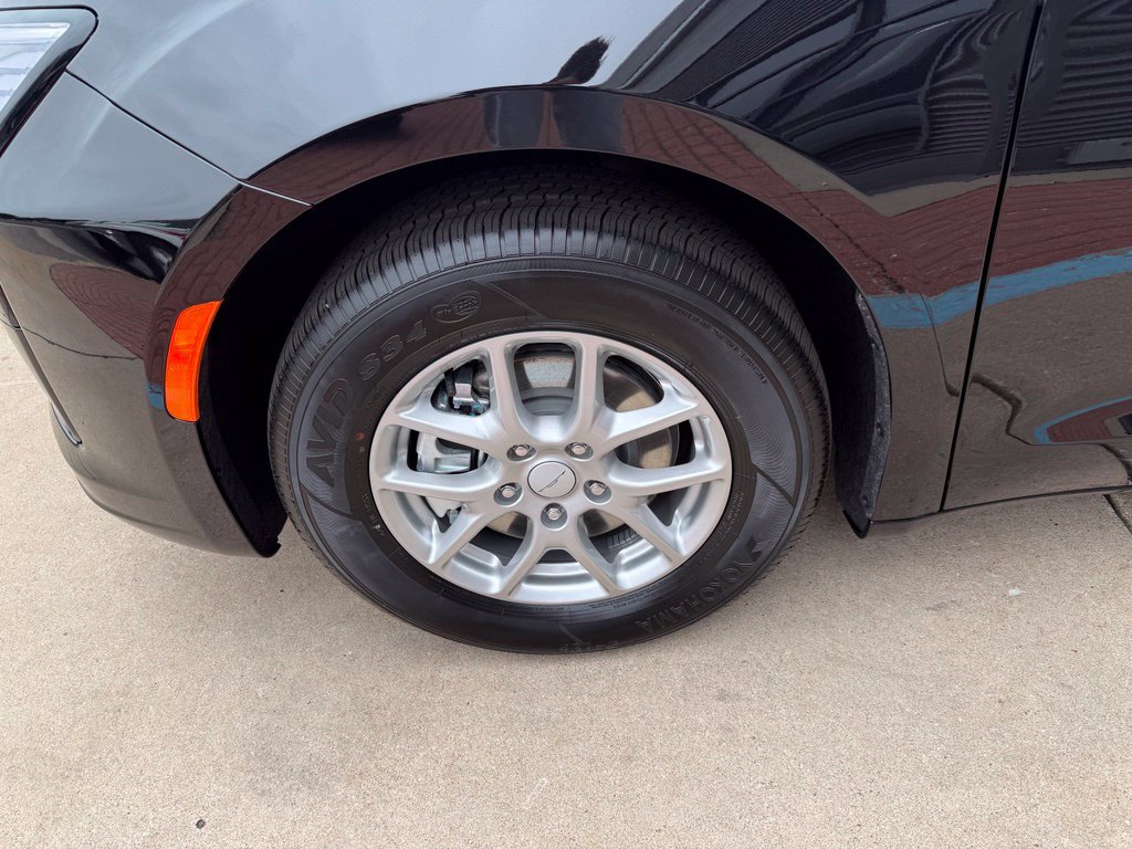 New 2027 Chrysler Pacifica Select FWD image 7