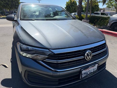 Used 2024 Volkswagen Jetta SE FWD image 2